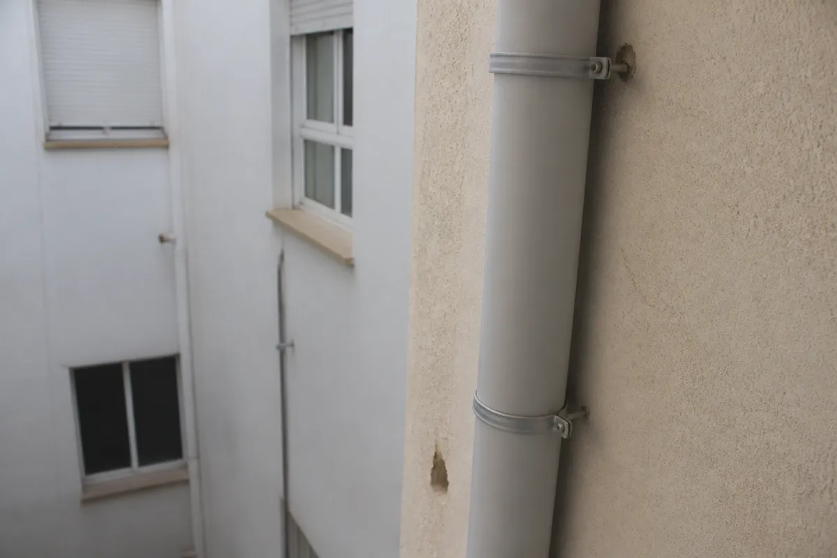 Bajante de PVC instalado en un patinillo técnico de vivienda