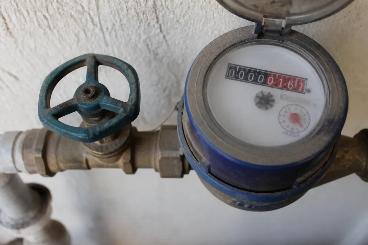 Contador de agua doméstico con llave de corte