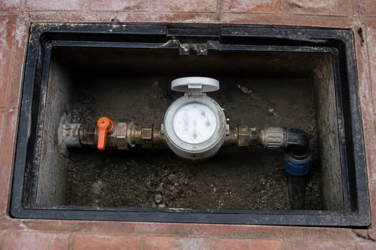 Contador de agua doméstico para revisión