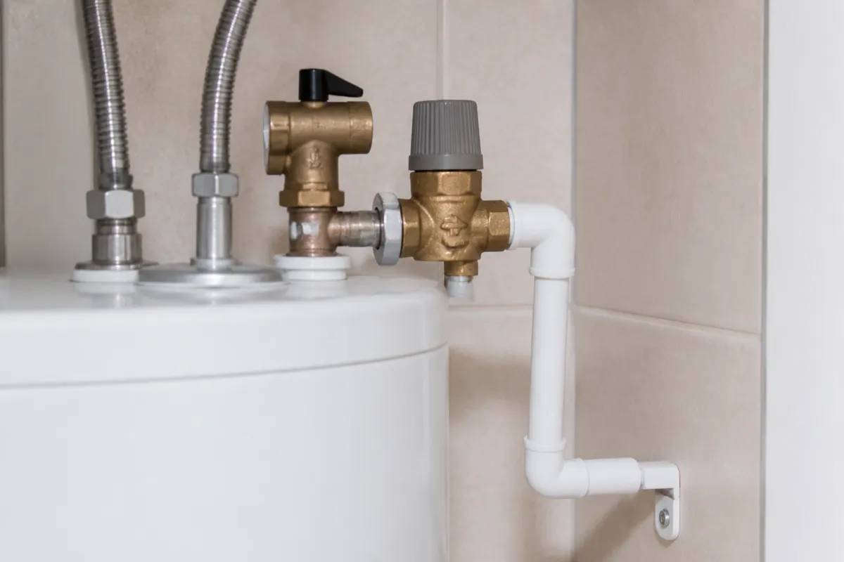 Grupo de seguridad instalado en la entrada de agua fría de un termo eléctrico