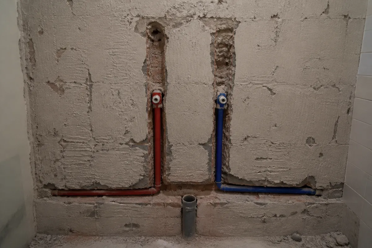 Instalación de fontanería en baño durante la obra