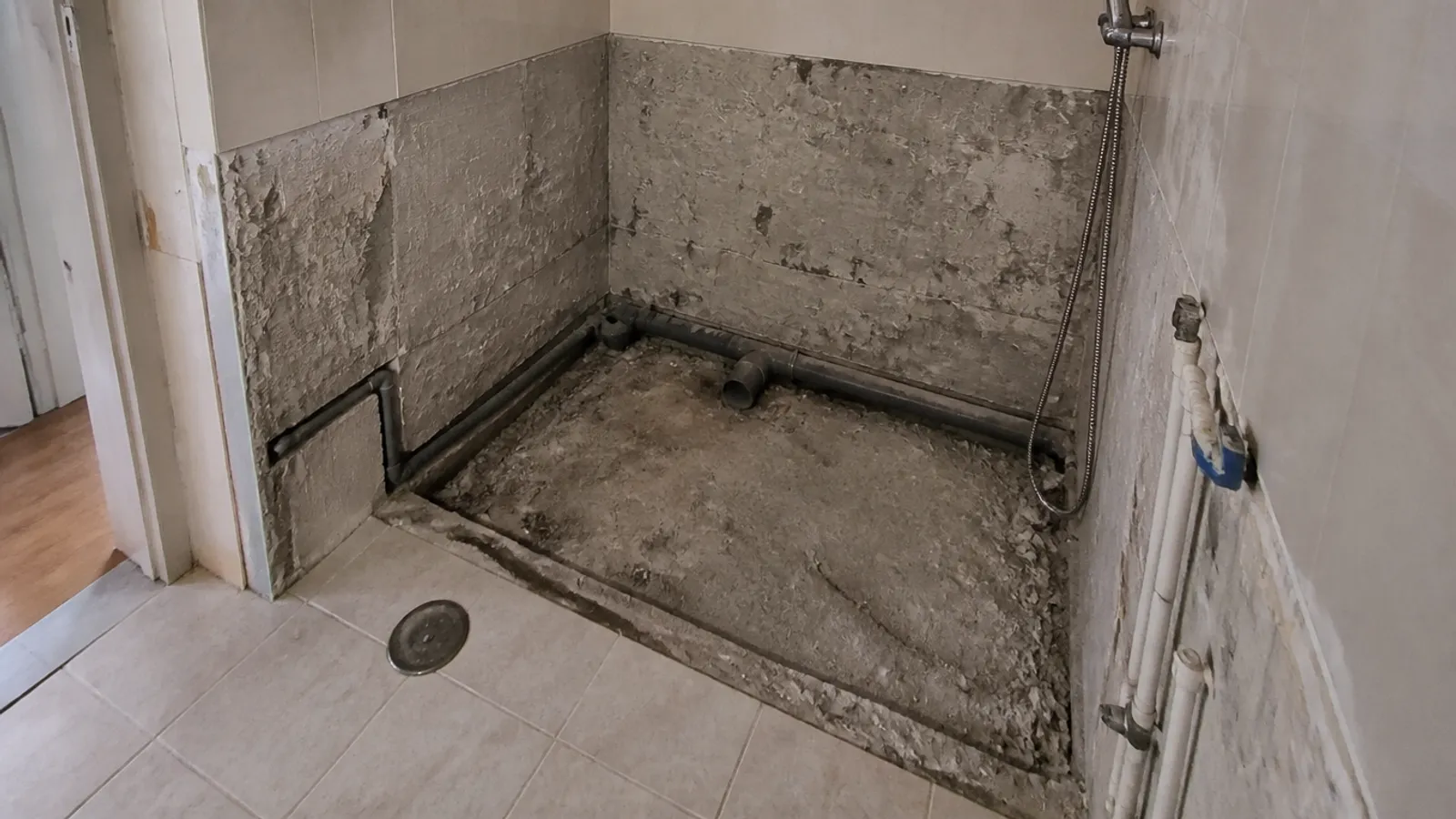 Cambiar la bañera por un plato de ducha: qué prever en fontanería