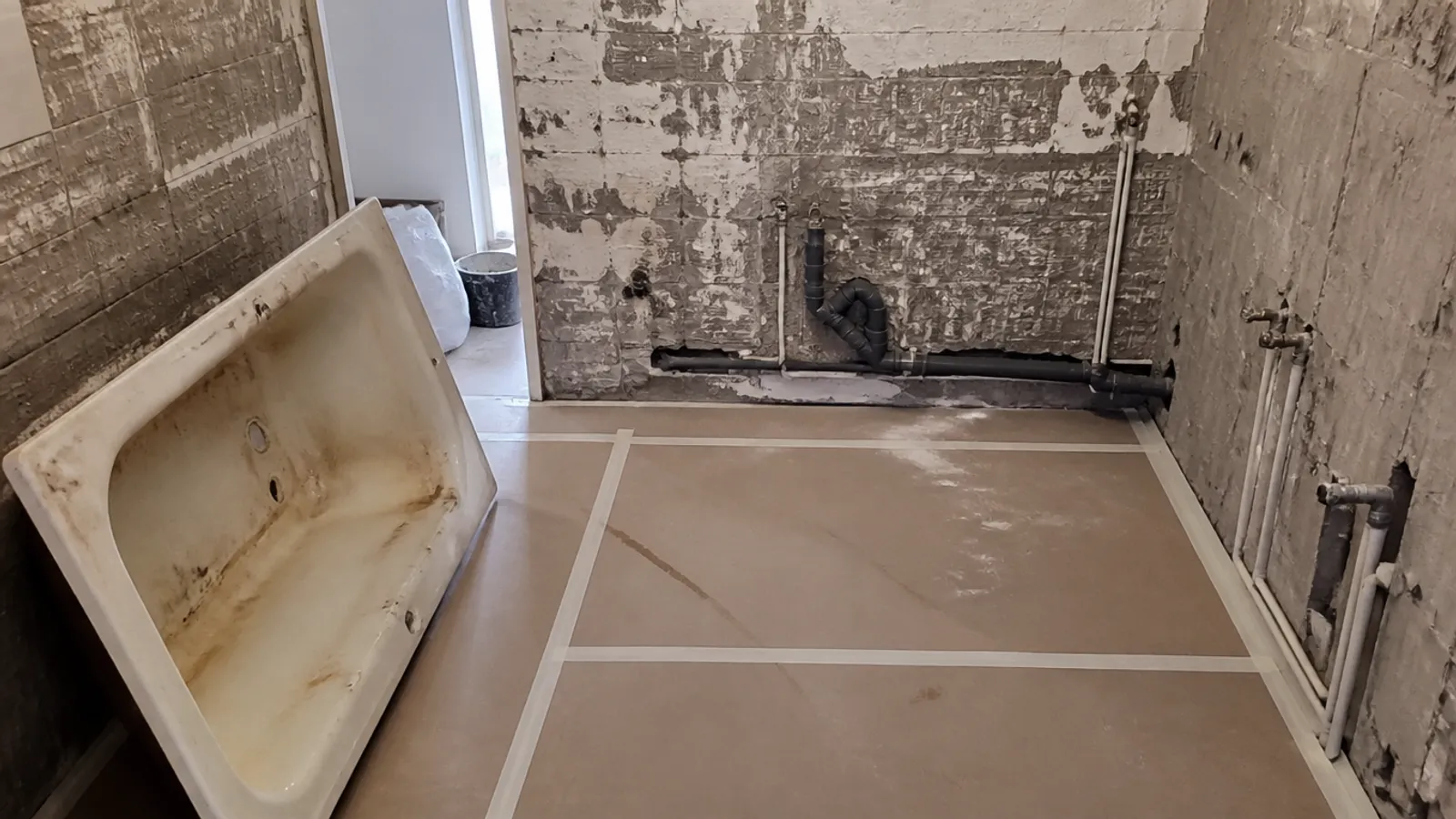 Fontanería en la reforma de baño: qué planificar antes de alicatar